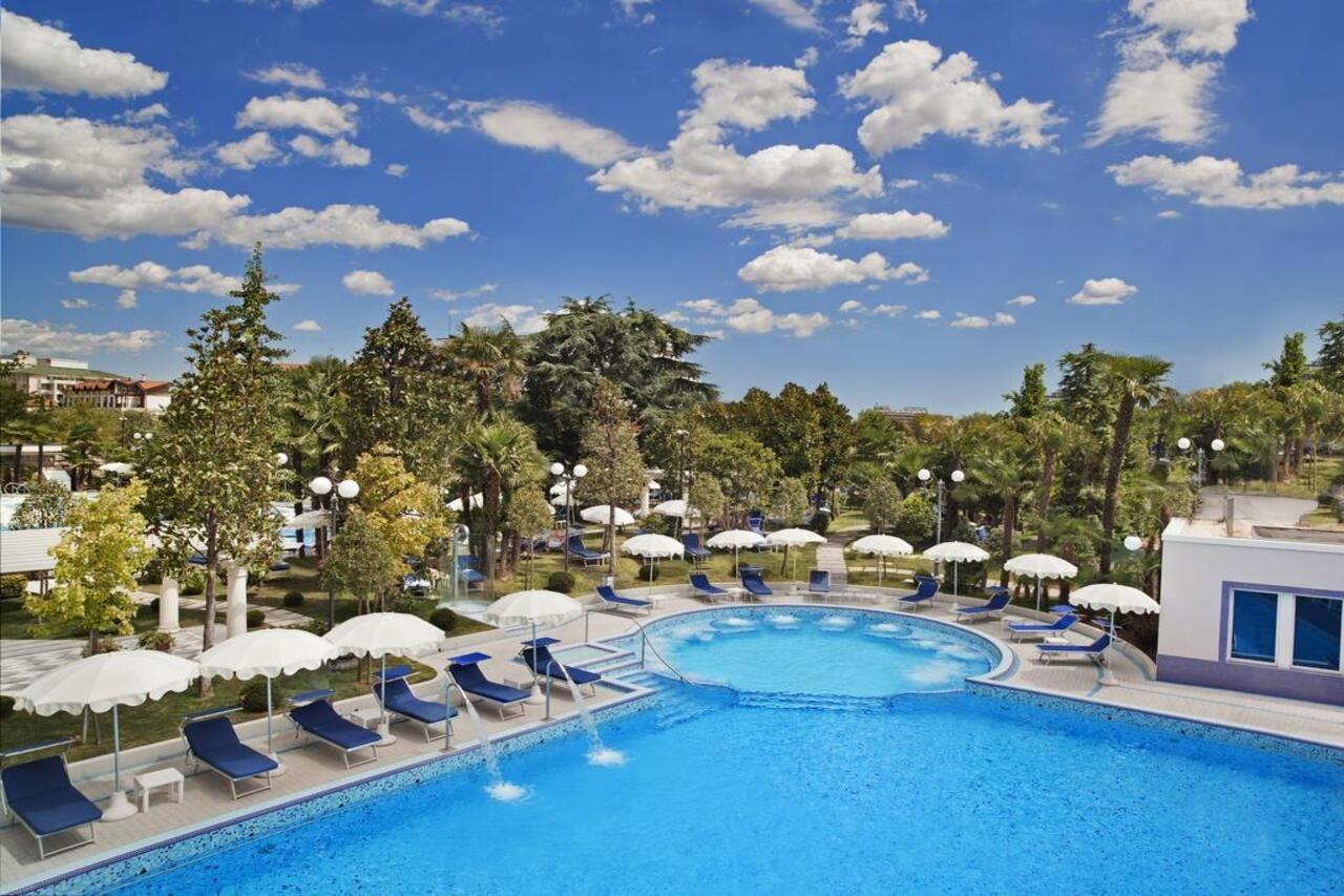 Grand Hotel Trieste & Victoria Abano Terme Eksteriør billede The swimming pool at the hotel