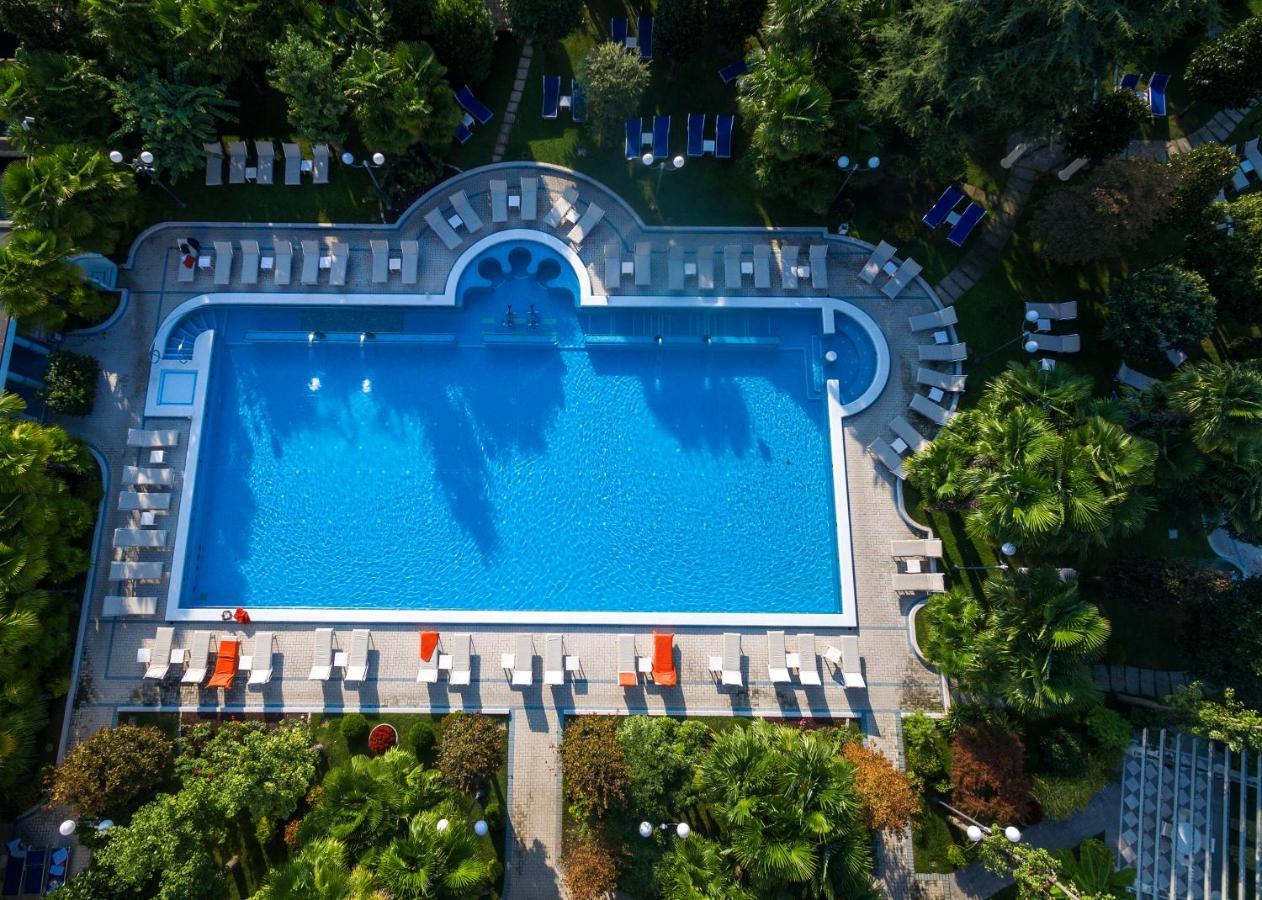 Grand Hotel Trieste & Victoria Abano Terme Eksteriør billede Aerial view of the swimming pool