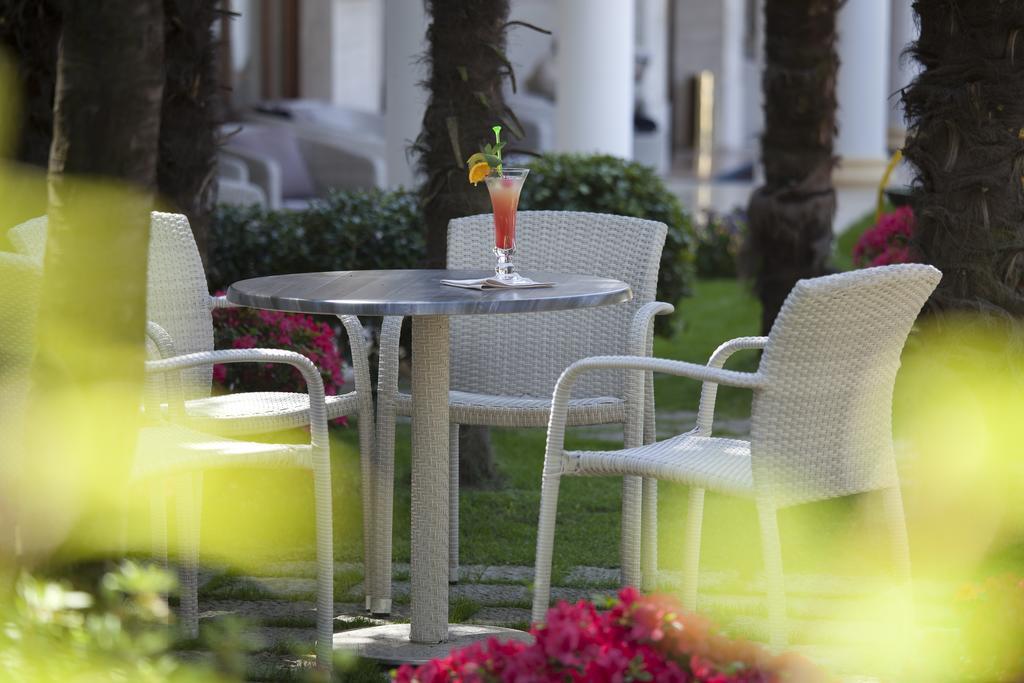 Grand Hotel Trieste & Victoria Abano Terme Eksteriør billede Hotel's garden