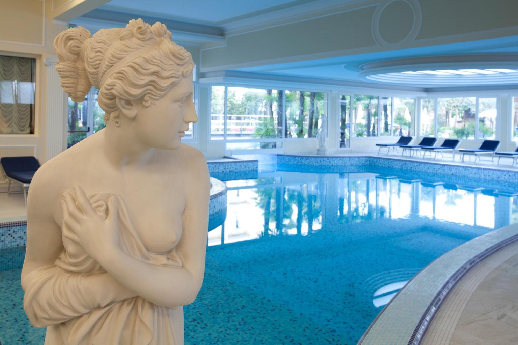 Grand Hotel Trieste & Victoria Abano Terme Eksteriør billede The indoor pool at the hotel