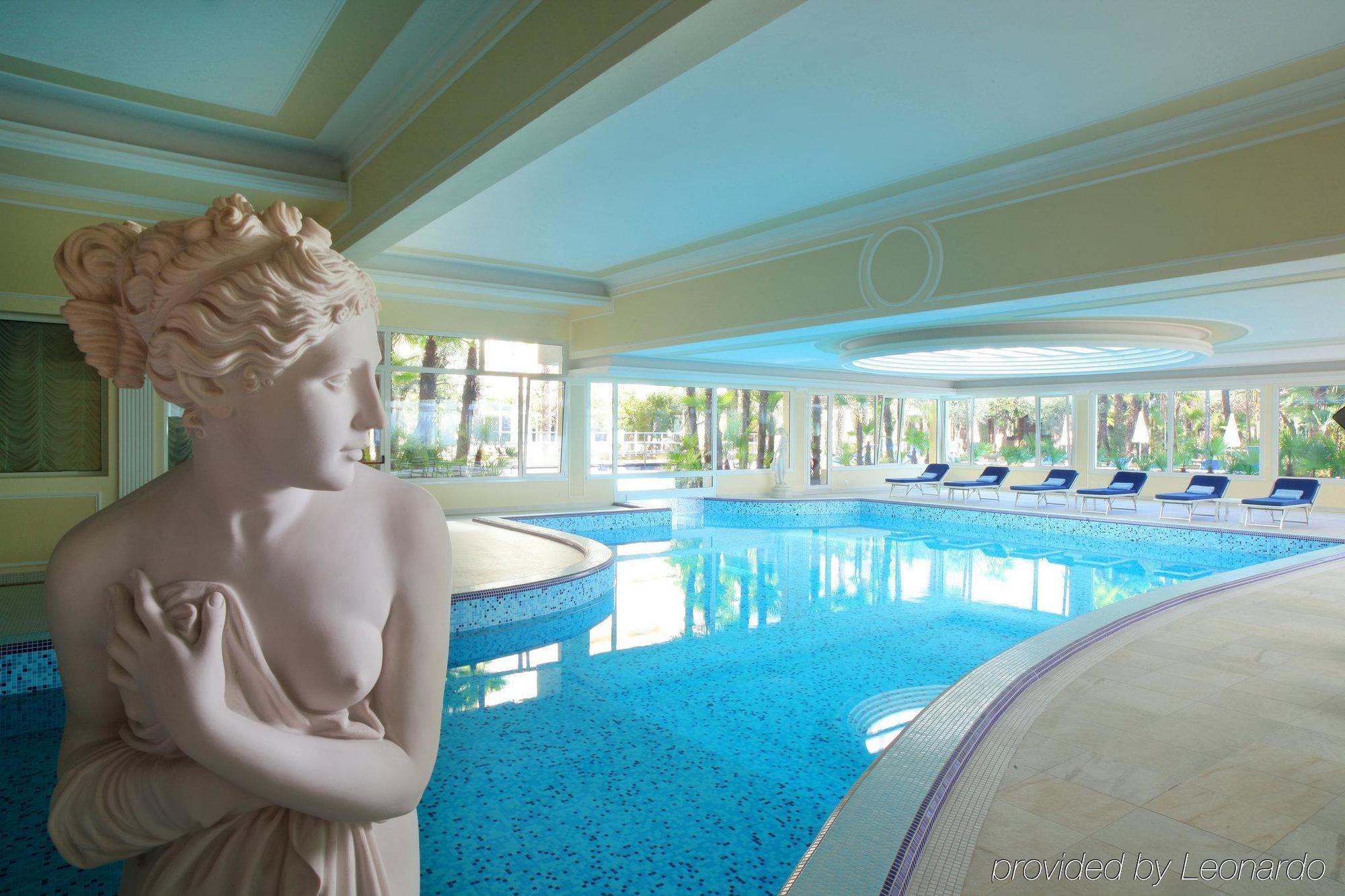 Grand Hotel Trieste & Victoria Abano Terme Eksteriør billede The indoor pool at the hotel