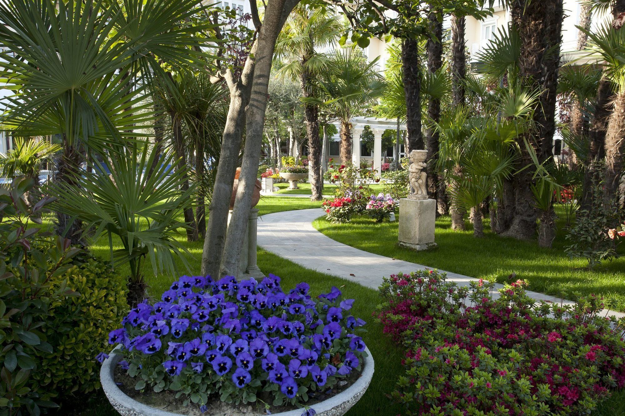 Grand Hotel Trieste & Victoria Abano Terme Eksteriør billede The gardens of the hotel