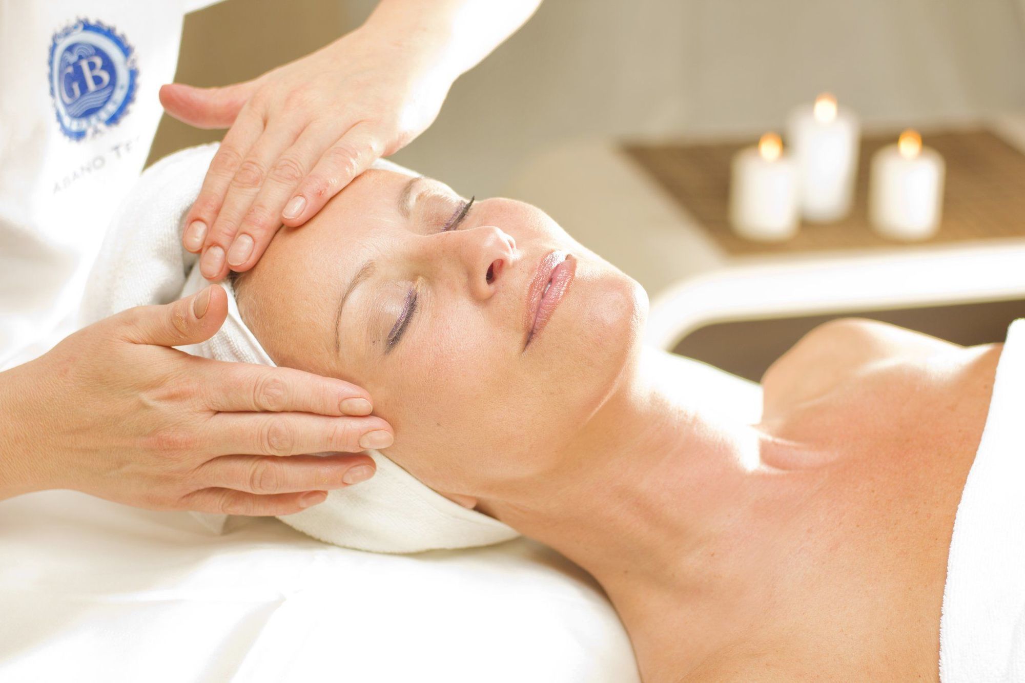 Grand Hotel Trieste & Victoria Abano Terme Eksteriør billede A woman receiving a facial treatment