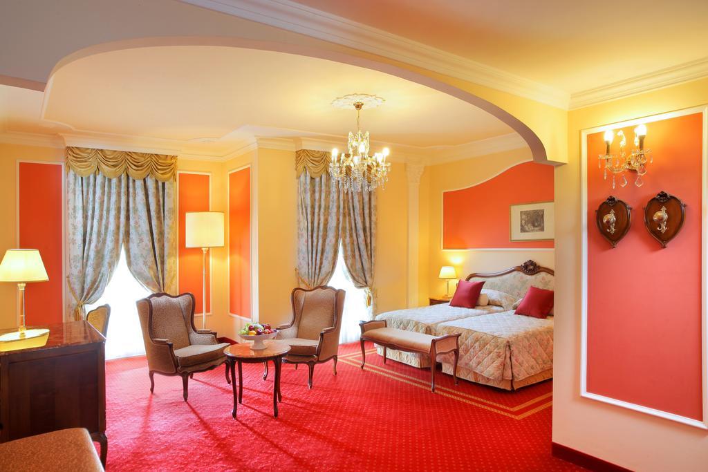 Grand Hotel Trieste & Victoria Abano Terme Eksteriør billede A suite at the Hotel de Crillon