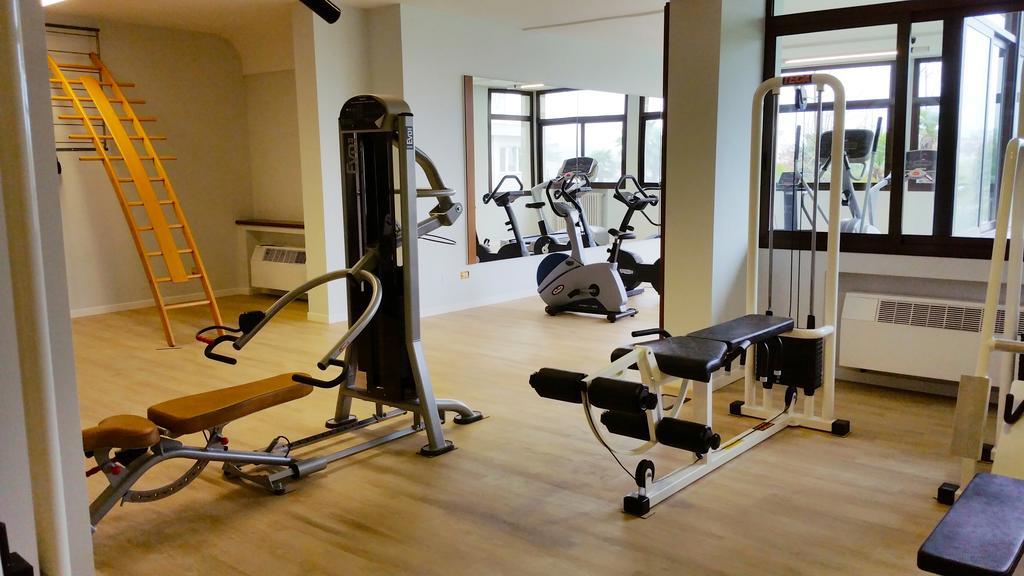 Grand Hotel Trieste & Victoria Abano Terme Eksteriør billede A gym in a hotel