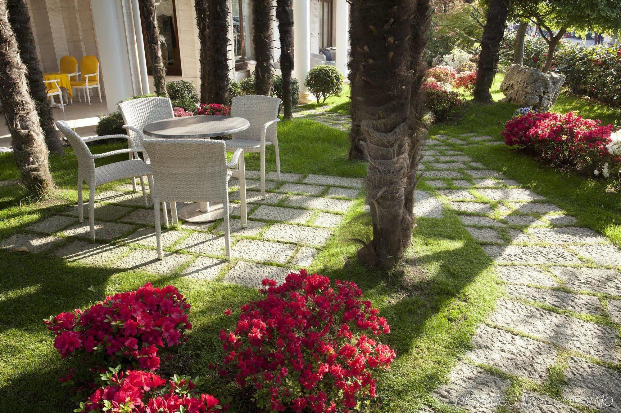 Grand Hotel Trieste & Victoria Abano Terme Eksteriør billede The garden of the villa