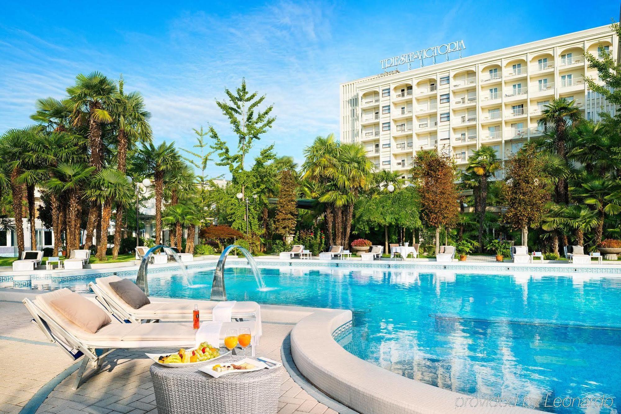 Grand Hotel Trieste & Victoria Abano Terme Eksteriør billede The hotel's swimming pool